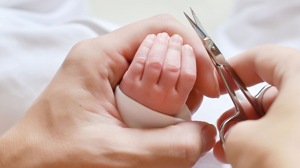 Cómo cortar las uñas del bebé recién nacido  LetsFamily